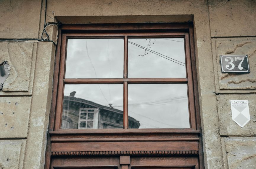 Фото 3: Реставратори відновили дерев’яну браму на вул. І. Франка