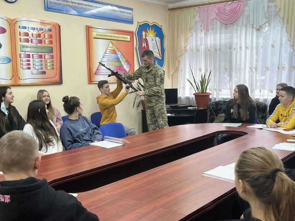 Фото 1: Військові проводять патріотичні навчання для школярів Львова