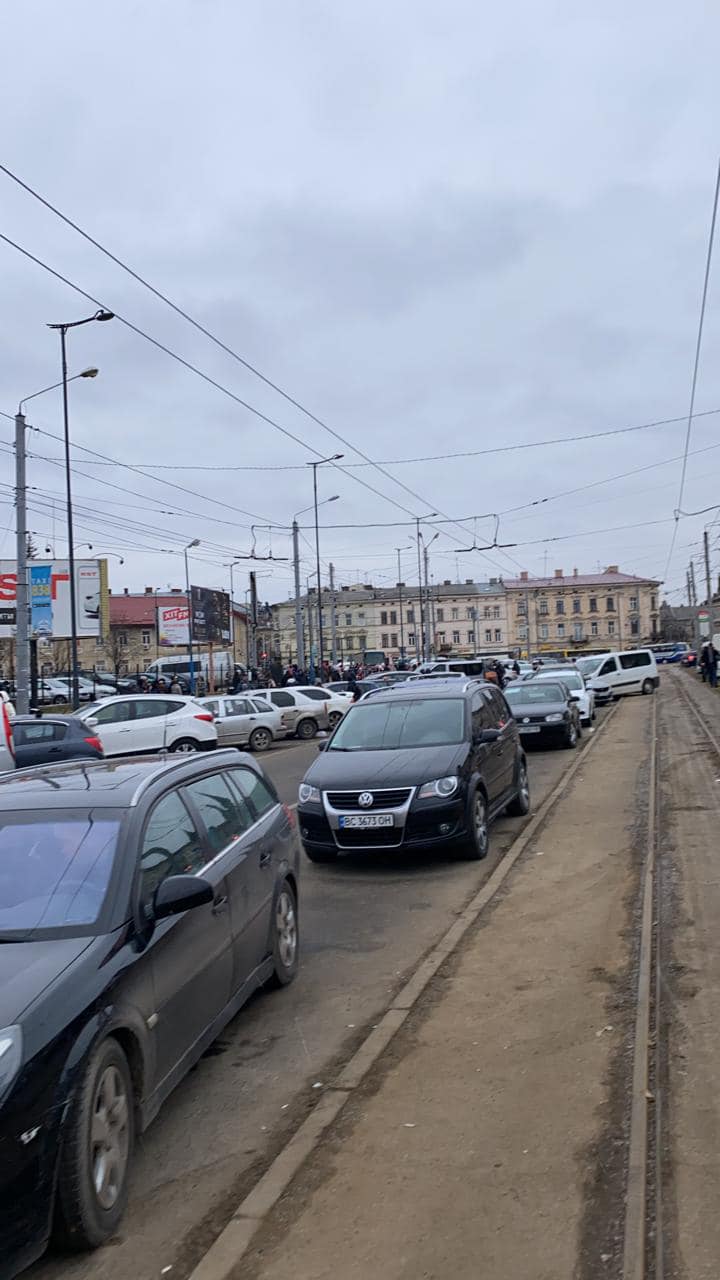 Фото 2: Водіїв закликають не паркуватися біля приміського та залізничного вокзалів