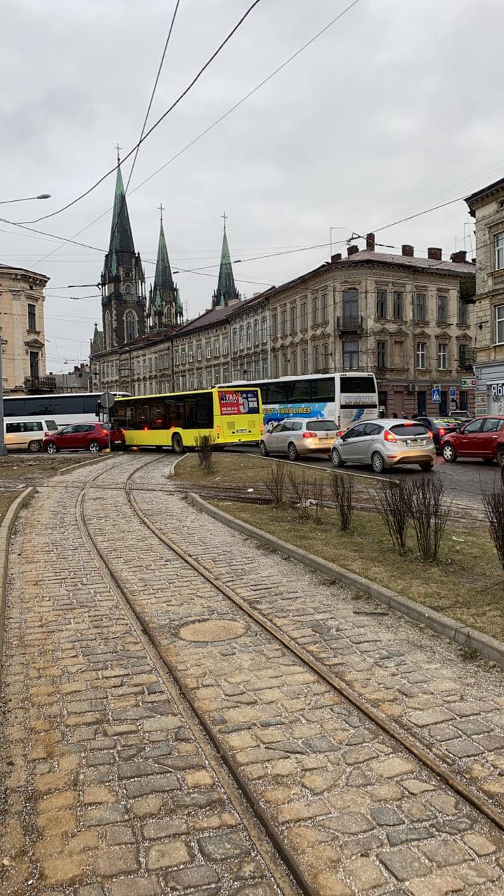 Фото 3: Водіїв закликають не паркуватися біля приміського та залізничного вокзалів