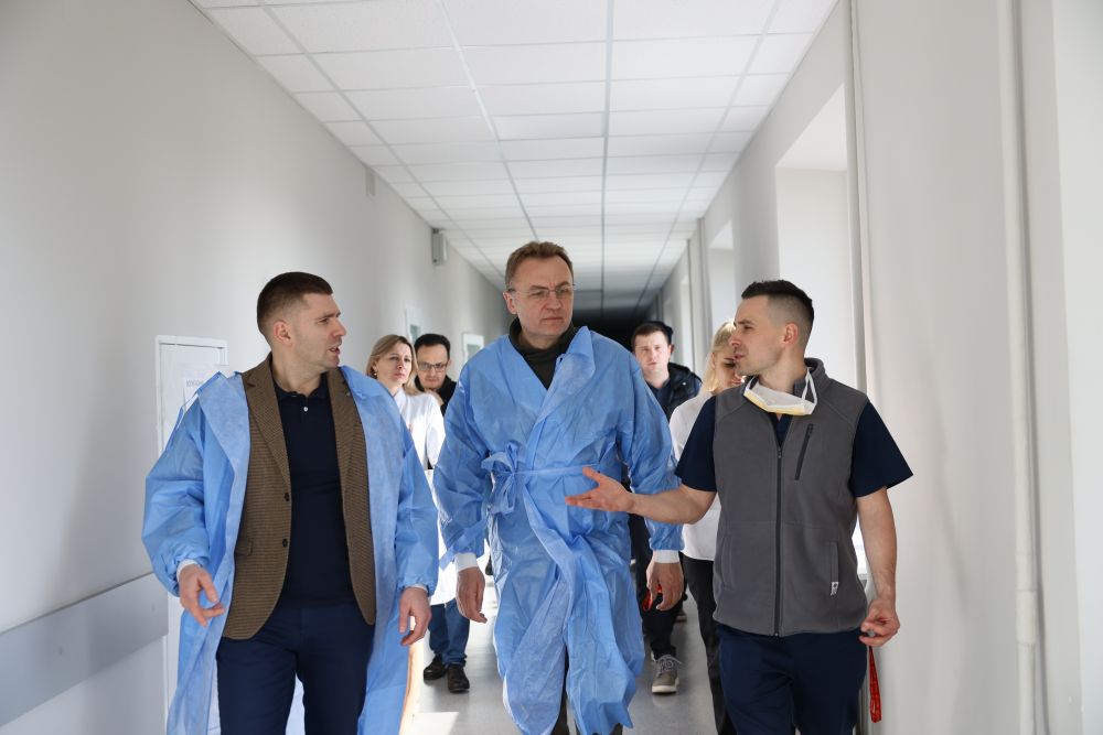 Фото 1: У львівських лікарнях рятують життя евакуйованих з зони бойових дій цивільних українців