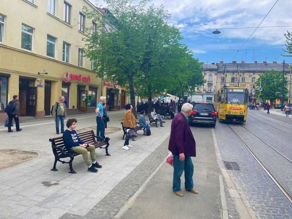 Фото 1: У пішохідній зоні вулиці Бандери встановили вуличні меблі
