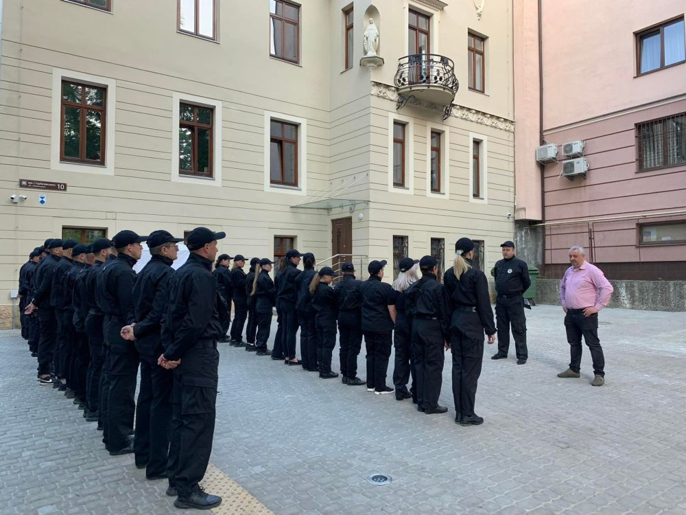 Фото 1: Контролери &laquo;Львівавтодору&raquo; отримали нову форму