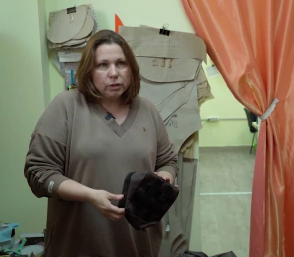 Фото 1: Львівські волонтери шиють підсумки для аптечок військовим