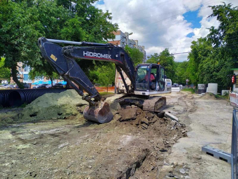 Фото 3: На вулиці Пилипа Орлика відновили ремонтні роботи