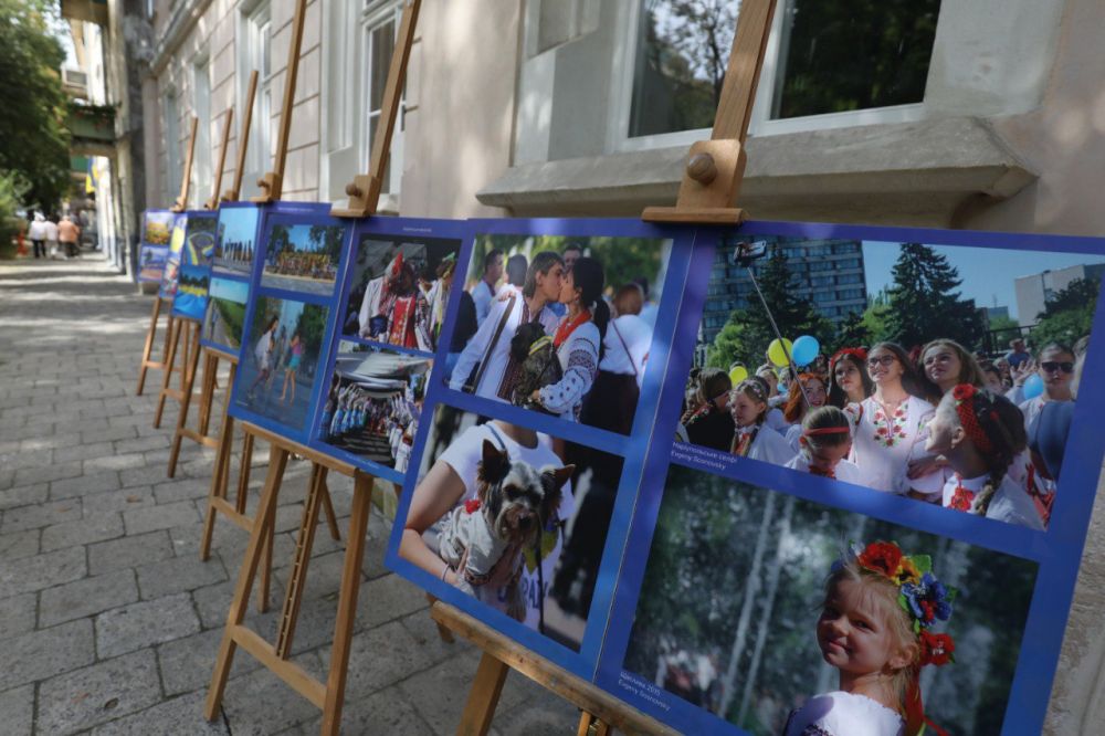 Фото 1: У Львові відкрили виставку фотографій Маріуполя до окупації