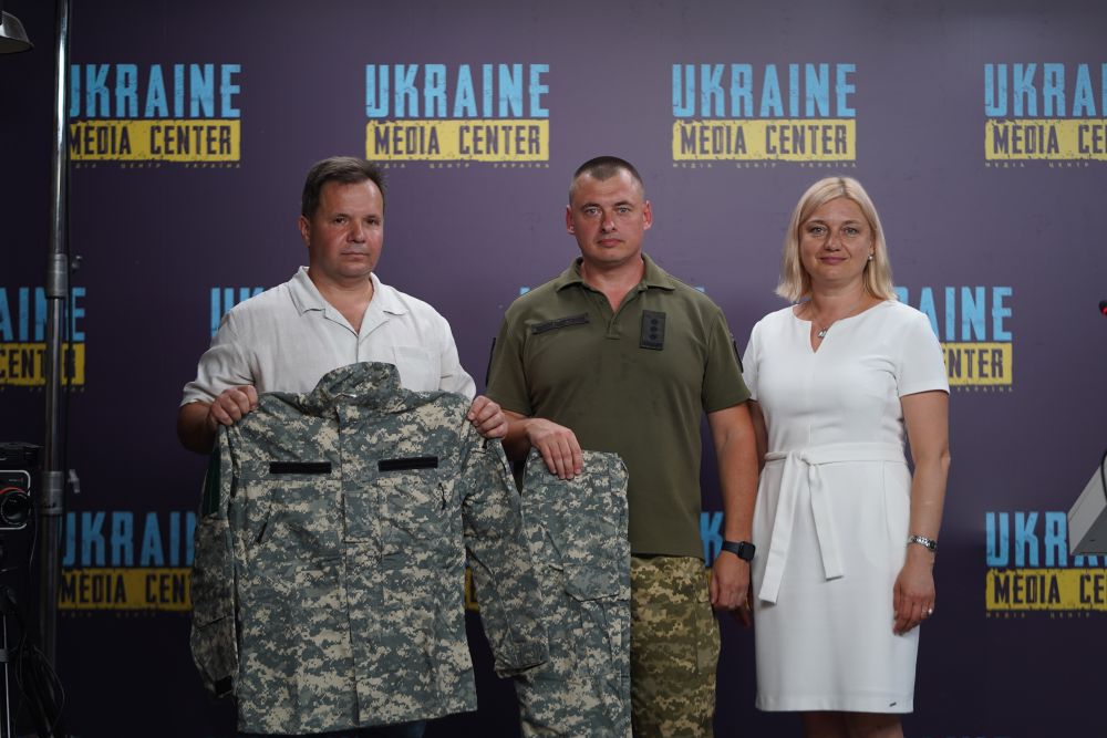 Фото 1: Львову подарували тканини на пів мільйона гривень для пошиття військової форми (відео)