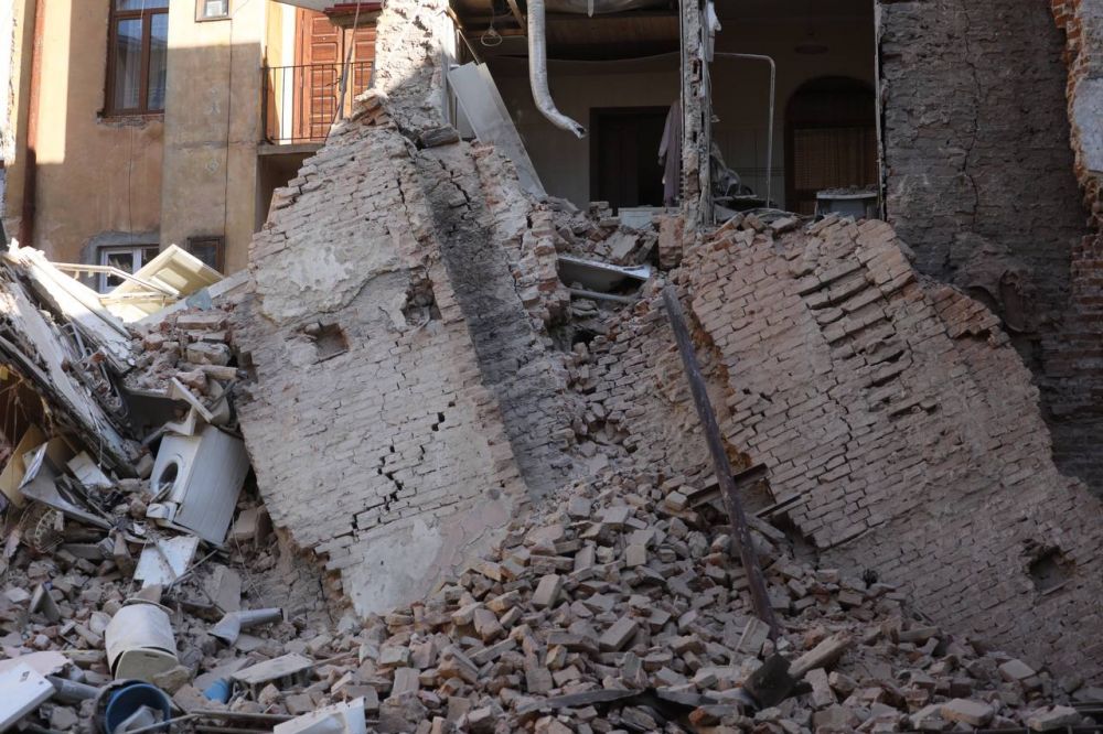 Фото 3: Ймовірною причиною обвалу у будинку на пр. Свободи, 23 є виконання ремонтних робіт у сусідній будівлі (відео)