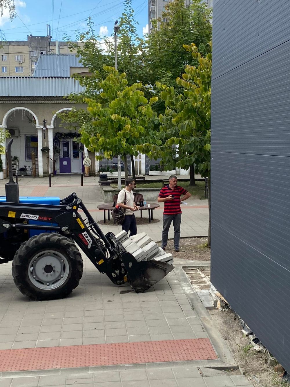 Фото 2: У сквері Гідності на Сихові зносять двоповерхову споруду (відео)