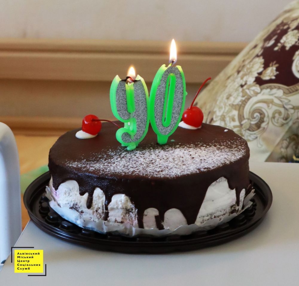 Фото 1: Евакуйованого з Краматорська дідуся у Львові привітали з 90-літтям