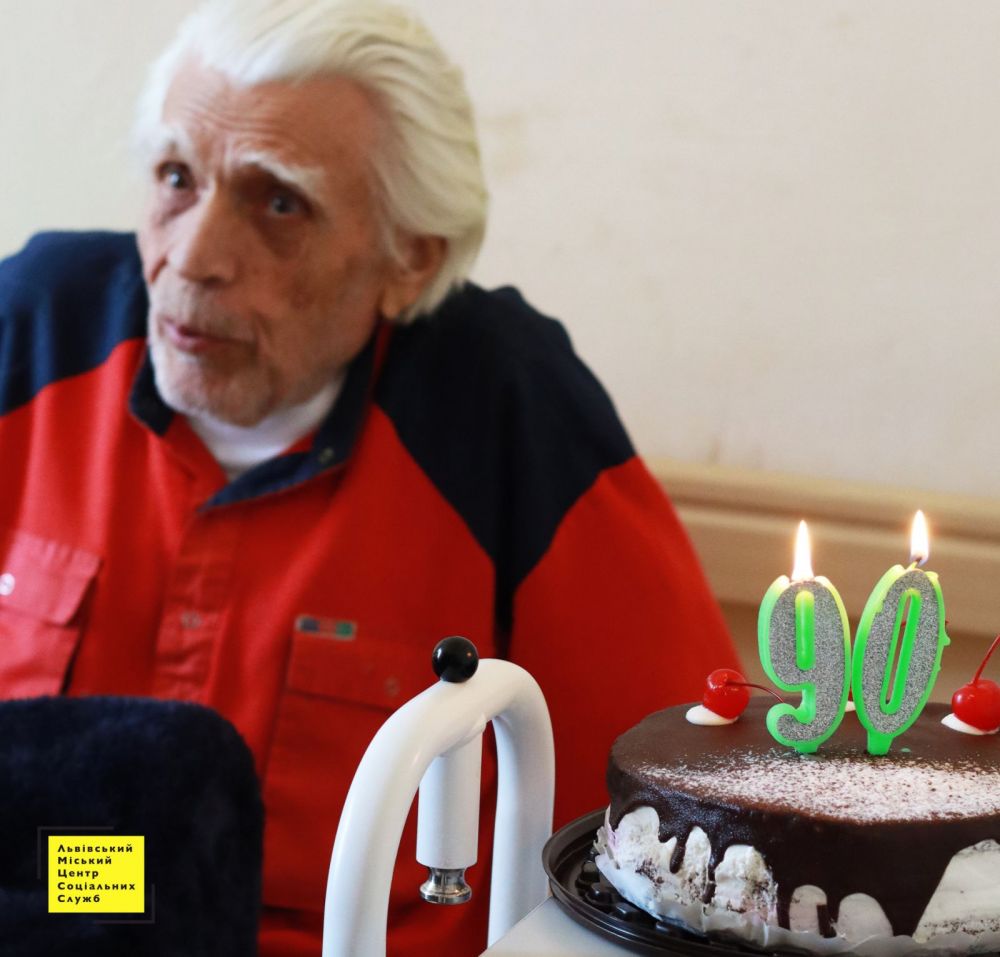 Фото 2: Евакуйованого з Краматорська дідуся у Львові привітали з 90-літтям