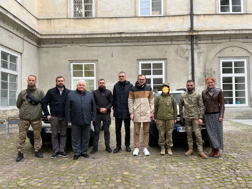 Фото 1: Мерія закупила та передала ще 2 автомобілі для військових