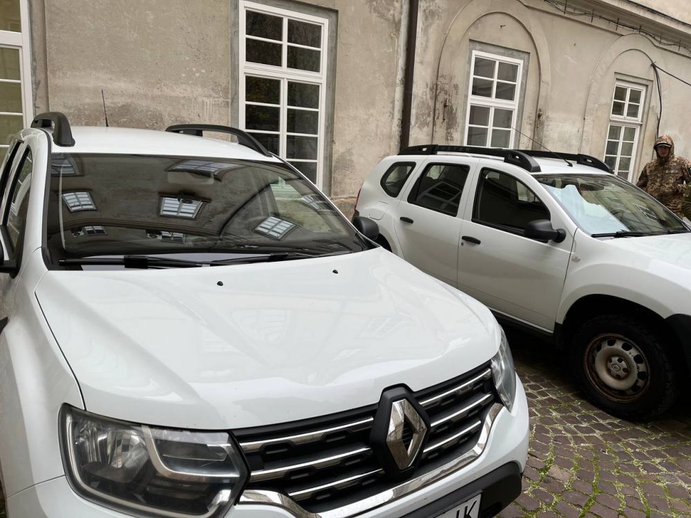 Фото 2: Мерія закупила та передала ще 2 автомобілі для військових