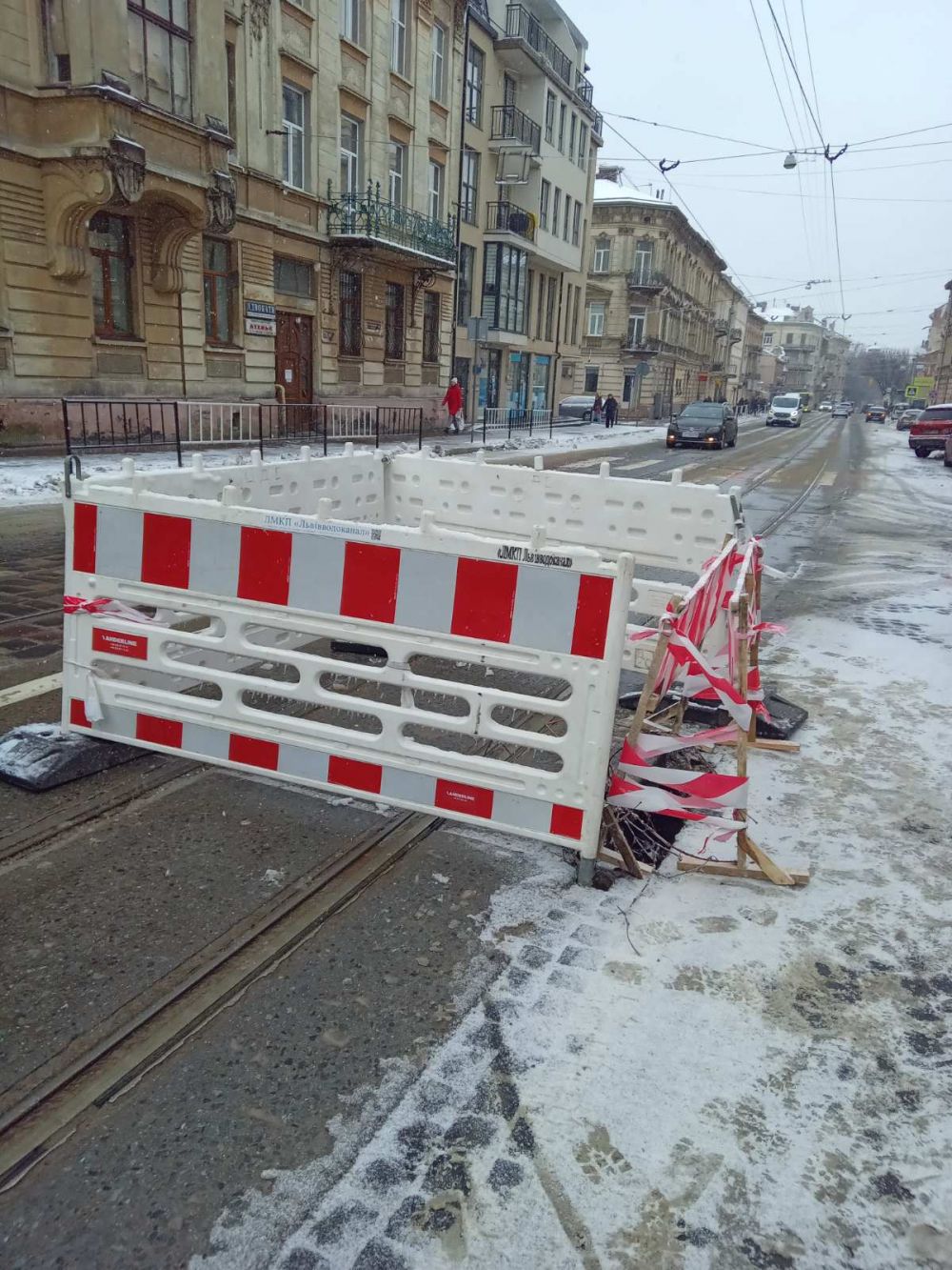 Фото 1: Під трамвайною колією на вул. Личаківська, 82 провал на каналізаційному колекторі: трамвай №2 курсуватиме за зміненим маршрутом