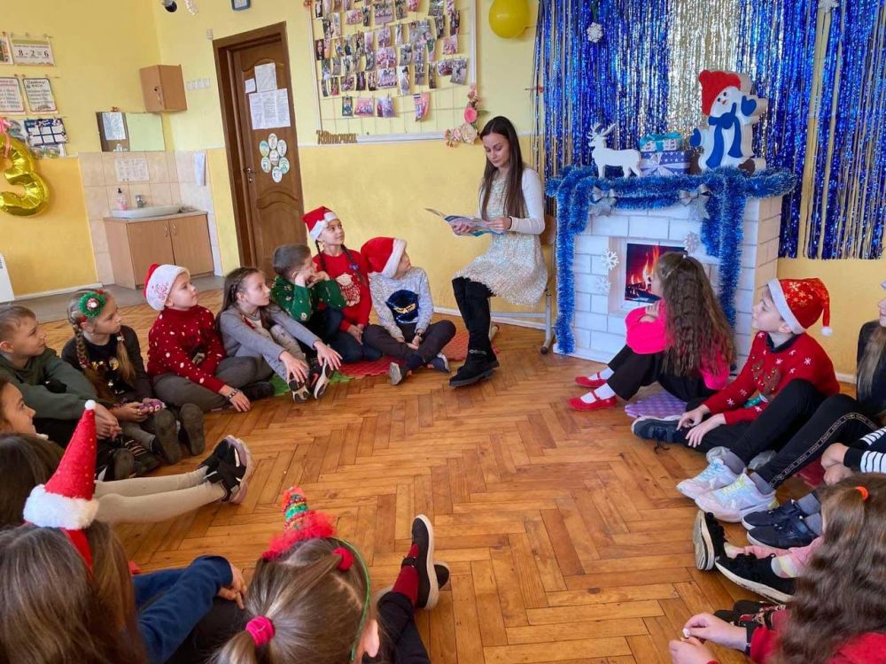 Фото 1: Сьогодні тисячі дітей в школах, садочках і лікарнях Львова читали різдвяні казки