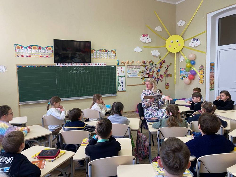 Фото 2: Сьогодні тисячі дітей в школах, садочках і лікарнях Львова читали різдвяні казки