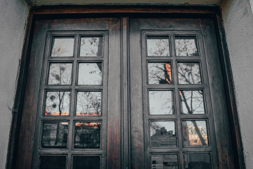 Фото 1: Львівські реставратори відновили історичні двері на вулиці Тимошенків