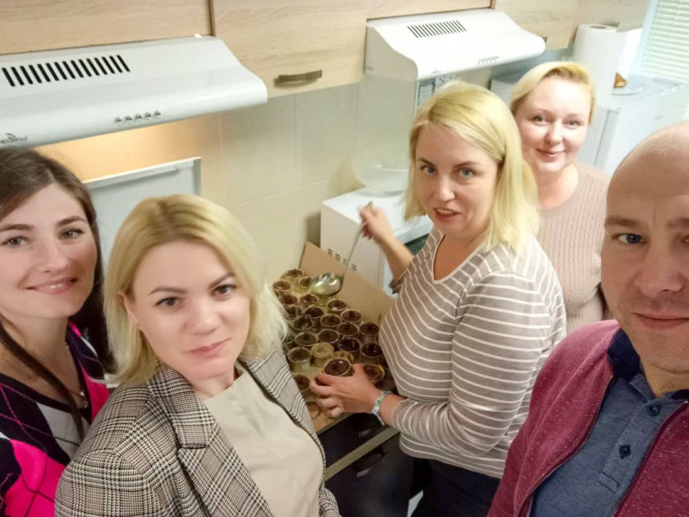 Фото 1: У Львові соціальні працівники виготовляють окопні свічки для наших захисників та захисниць