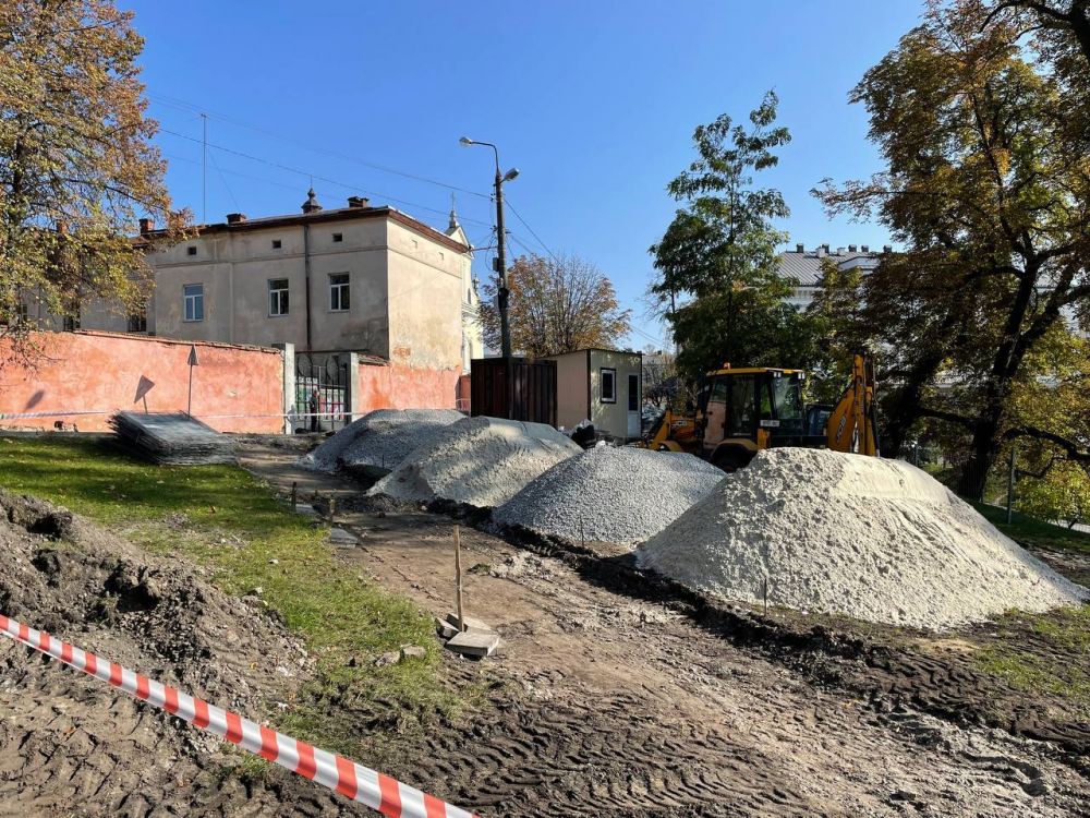 Фото 1: На вул. Кривоноса встановлюють інформаційний центр пам’яті Героїв Небесної Сотні