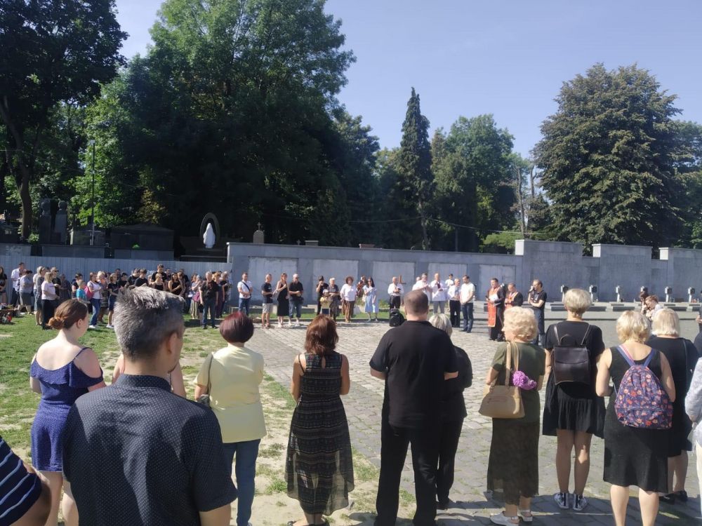 Фото 3: На Личаківському кладовищі у Львові помолилися за загиблих Героїв України
