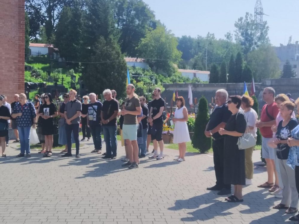 Фото 2: На Личаківському кладовищі у Львові помолилися за загиблих Героїв України