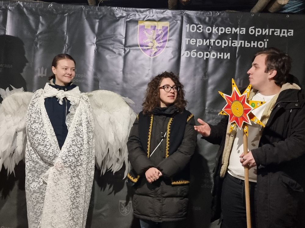 Фото 1: Молодь зі Львова завітала з вертепом до захисників 103 бригади ТрО