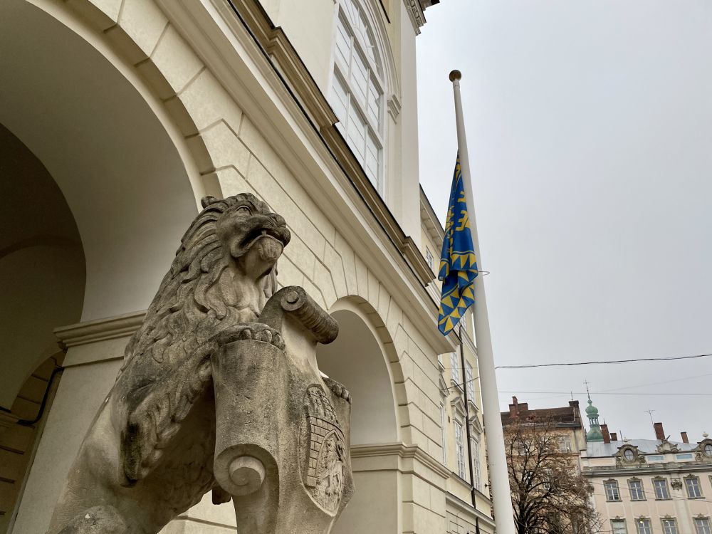 Фото 1: У Львові приспустили прапор міста у день поховання Мирослава Симчича