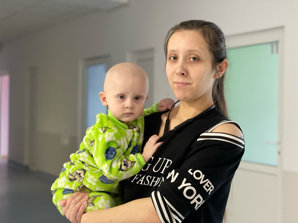 Фото 1: У Львові прооперували однорічне маля: медики видалили злоякісну пухлину, розміром 10 см