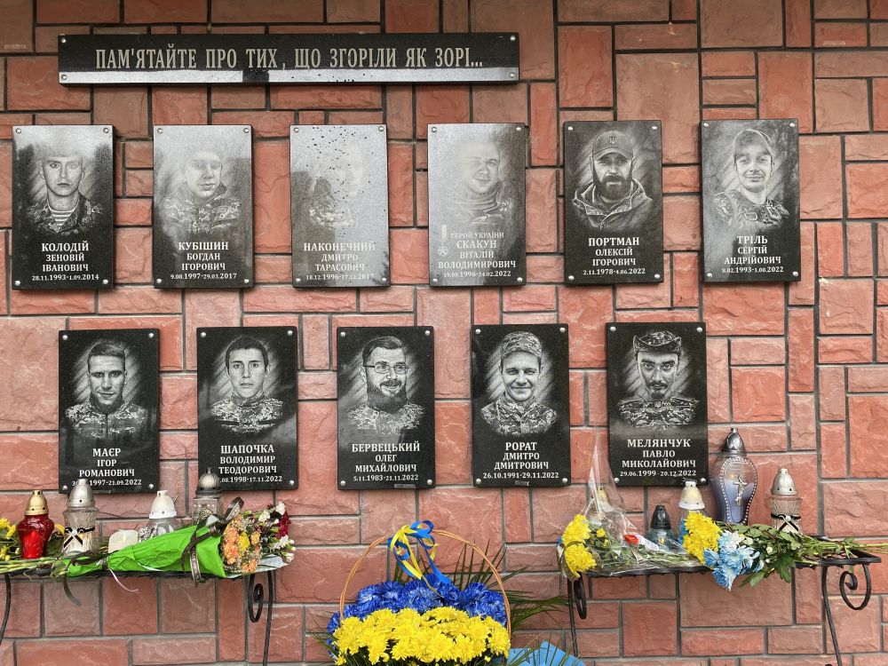 Фото 2: Випускники, котрі ніколи не повернуться: училище у Львові вшанувало своїх Героїв