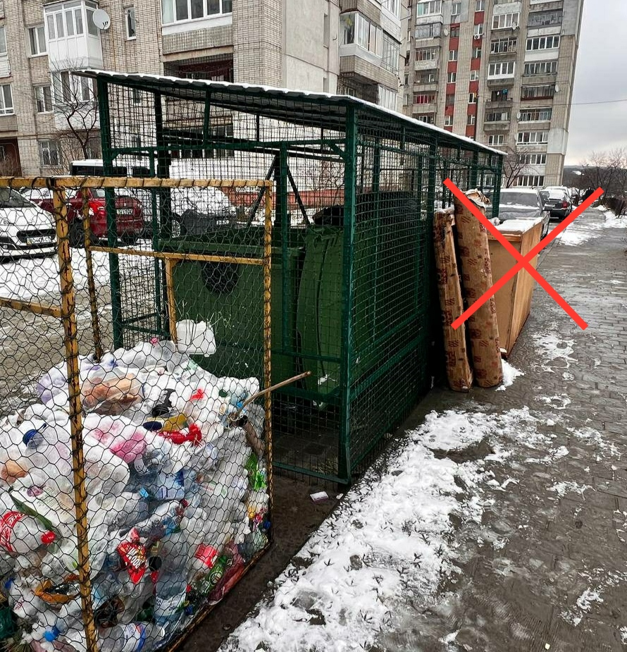 Фото 1: Мешканцям нагадують: старі дивани, шафи, крісла приймають у пункті збору на вул. Жовківська, 18