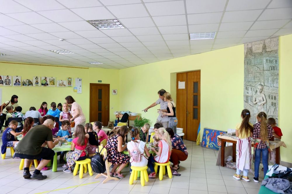 Фото 1: У Львові презентують керамічне панно, яке виготовили школярі разом з люксембурзьким художником