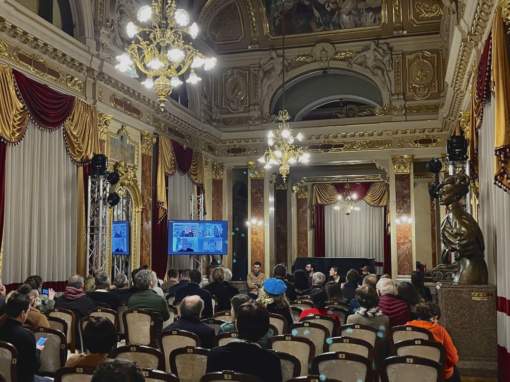 Фото 2: У Львівській опері відкрилась міжнародна фотовиставка &laquo;9Х10&raquo;