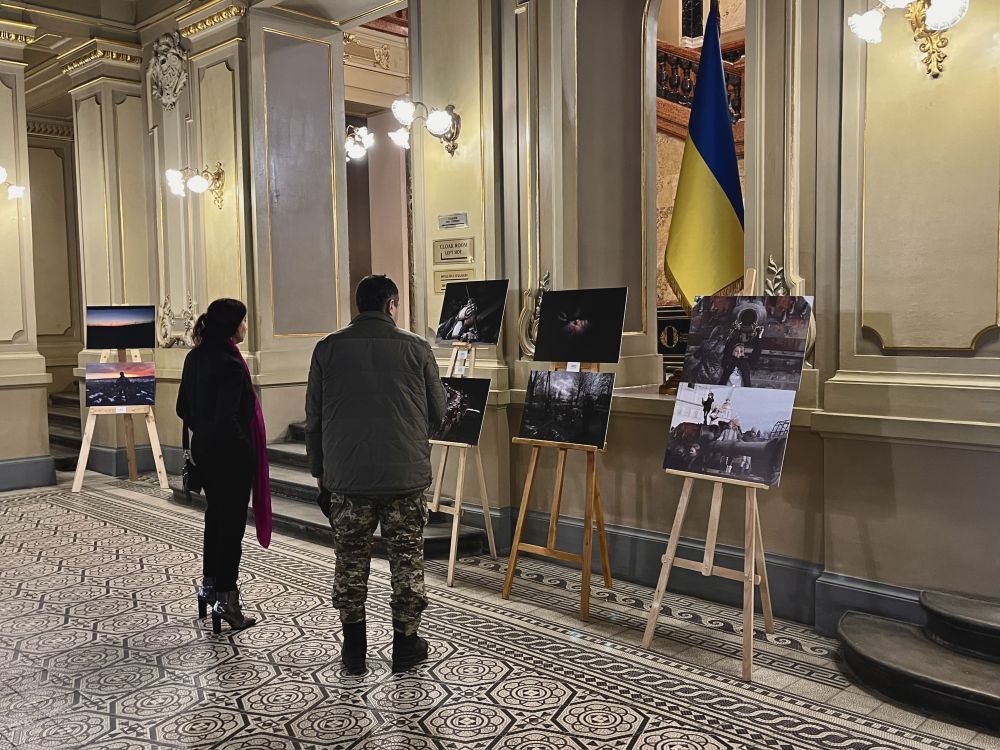 Фото 1: У Львівській опері відкрилась міжнародна фотовиставка &laquo;9Х10&raquo;