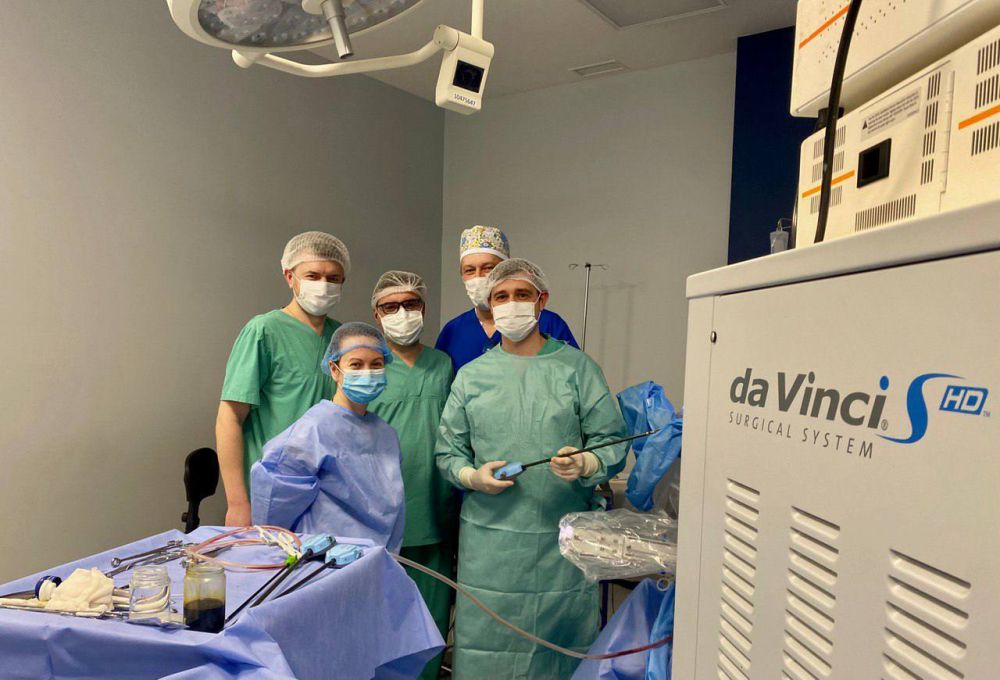 Фото 2: Львівські хірурги з роботом Da Vinci видалили пухлину через кілька проколів