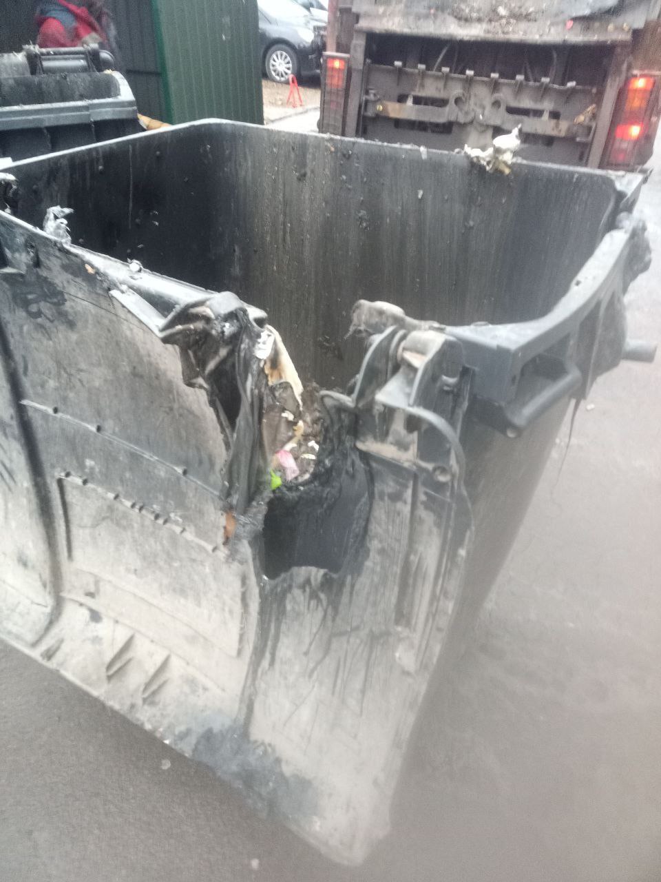 Фото 2: На вихідних у Львові трапились пожежі на двох сміттєвих майданчиках: пошкоджено три контейнери для відходів