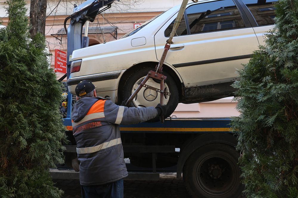 Фото 1: У Львові водій не сплатив 76 штрафів за паркування: у нього вилучили авто (відео)