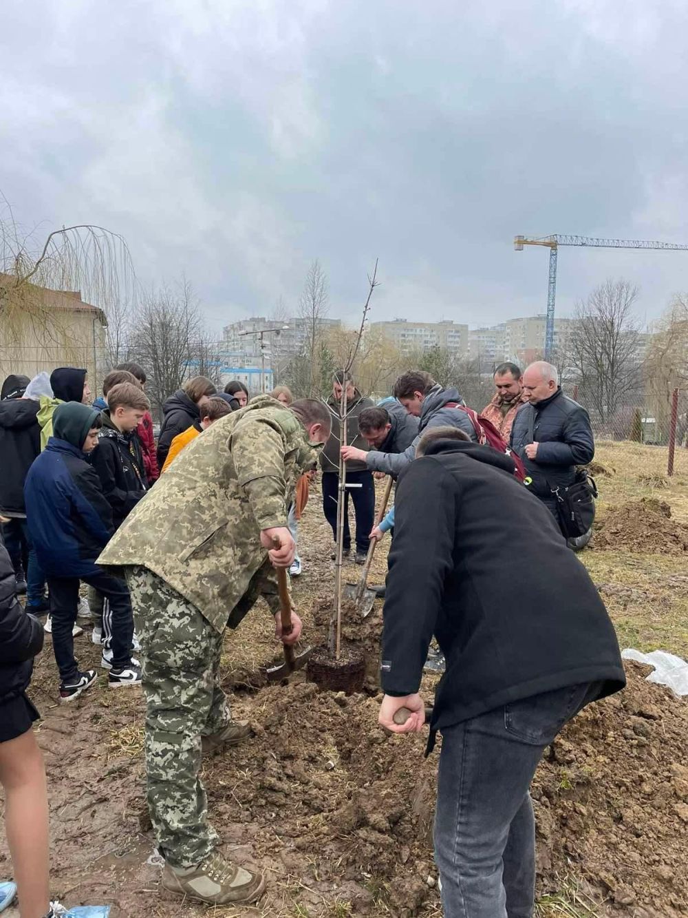 Фото 2: У Сквері пам&rsquo;яті Героїв України висадили перші дерева