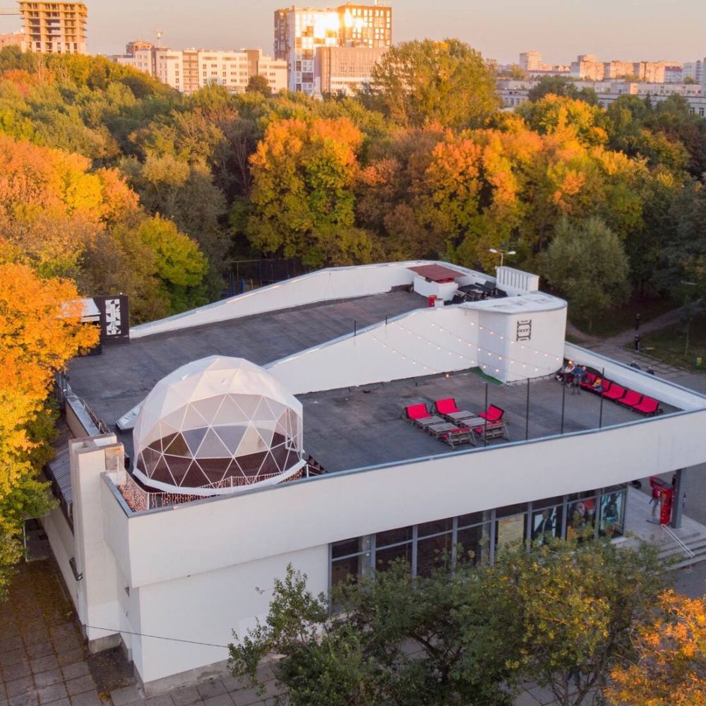 Фото 1: Фільми у куполі на даху кінотеатру &laquo;Горіховий&raquo; показуватимуть до кінця квітня