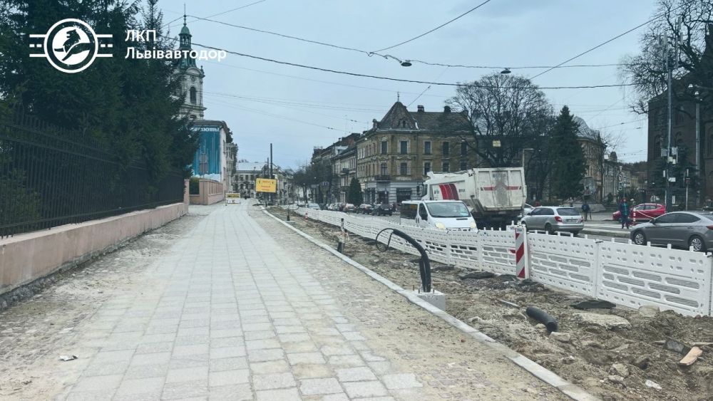 Фото 1: Пішохідна зона біля Органного залу вже відкрита для мешканців