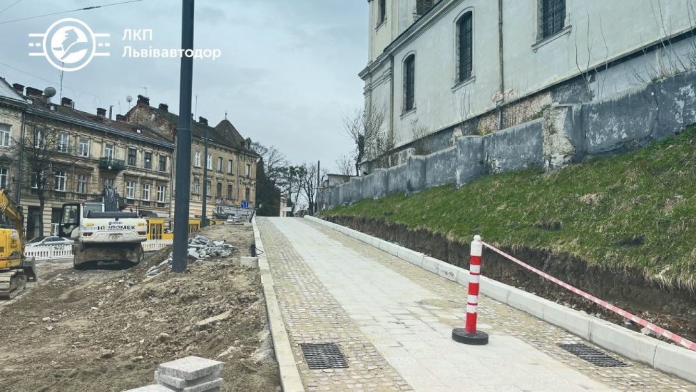 Фото 3: Пішохідна зона біля Органного залу вже відкрита для мешканців
