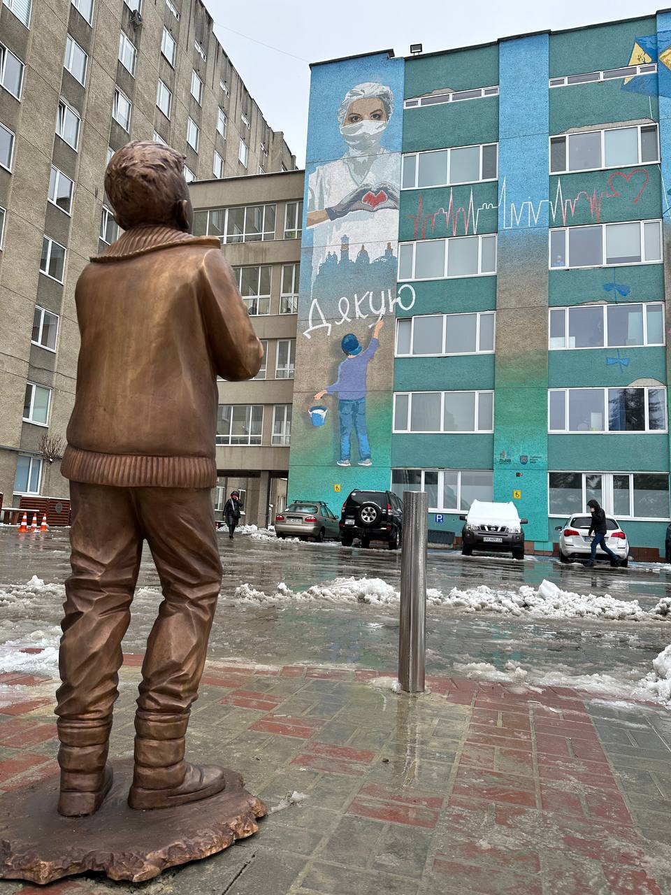 Фото 1: На подвір’ї лікарні святого Пантелеймона відкрили скульптуру хлопчика, що з надією очікує