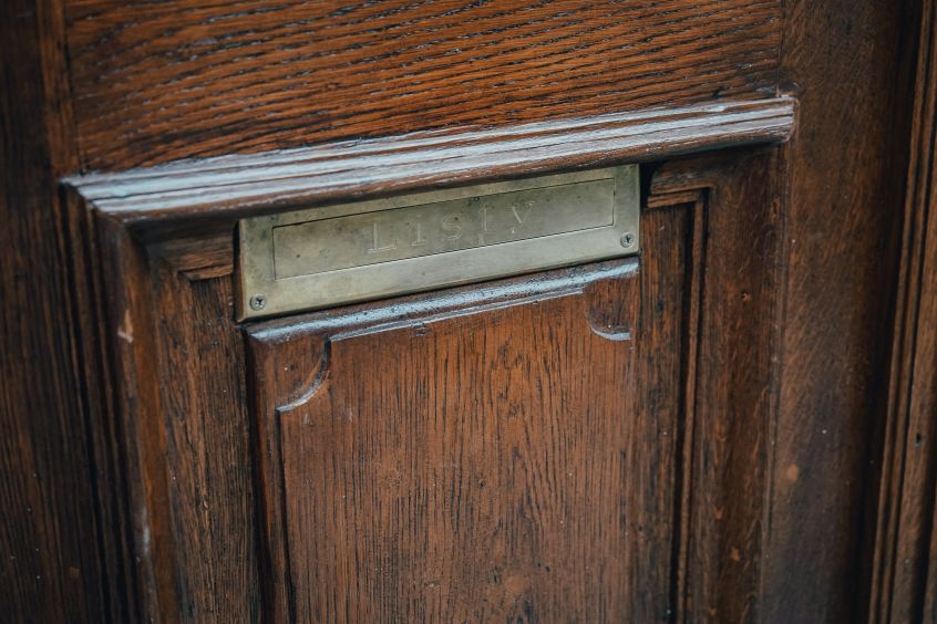 Фото 3: У будинку біля Винниківського ринку відреставрували історичні двері