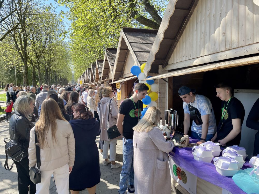 Фото 1: У Львові на ярмарку молодіжного підприємництва учні училищ продають свої вироби
