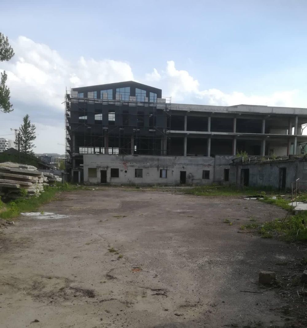 Фото 2: Суд зобов&rsquo;язав забудовника демонтувати незаконно зведений поверх торгово-офісного центру