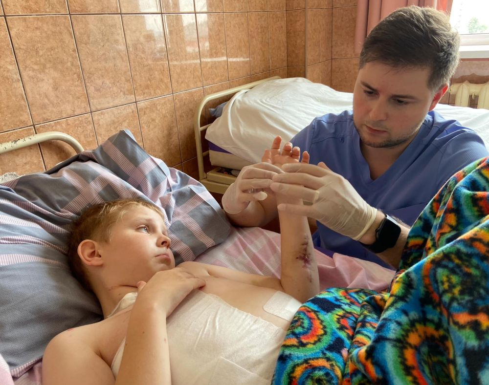 Фото 1: Львівські медики врятували 11-річного хлопчика з Харкова, який потрапив під обстріл