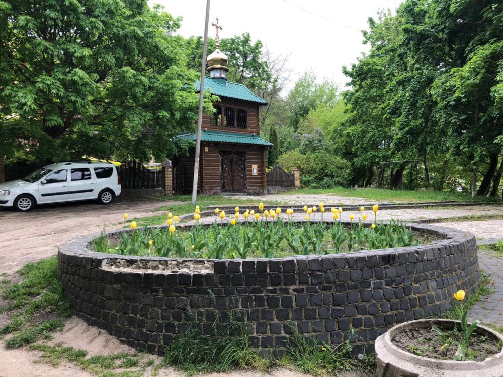 Фото 1: Мозаїку з вул. Б. Хмельницького передадуть на облаштування клумб біля церкви Різдва Пресвятої Богородиці