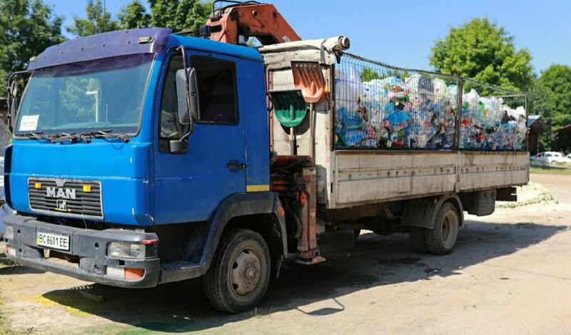Фото 1: Всі фракції відсортованих відходів у Львові з контейнерних майданчиків забирають окремі спеціальні машини