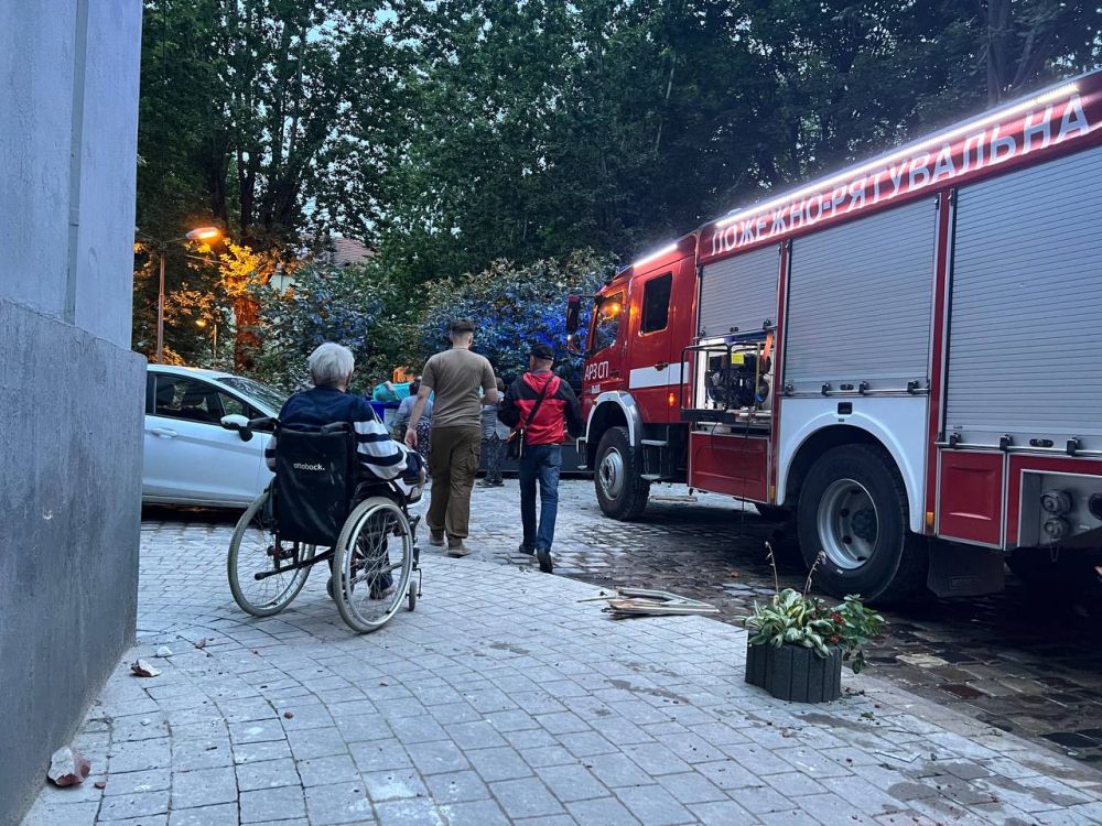 Фото 1: "Цієї ночі росіяни влучили в багатоповерхівку у Львові. Рятувальники продовжують діставати постраждалих з-під завалів", - мер Львова Андрій Садовий