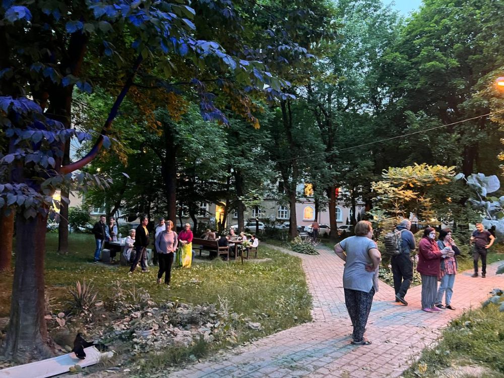 Фото 2: "Цієї ночі росіяни влучили в багатоповерхівку у Львові. Рятувальники продовжують діставати постраждалих з-під завалів", - мер Львова Андрій Садовий