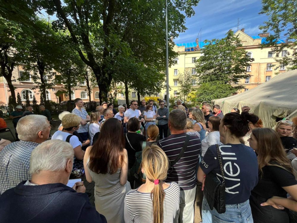 Фото 4: У Львові знищені від російських ракет будинки будуть відбудовувати. До того - місто подбає про родини, які залишились без помешкань
